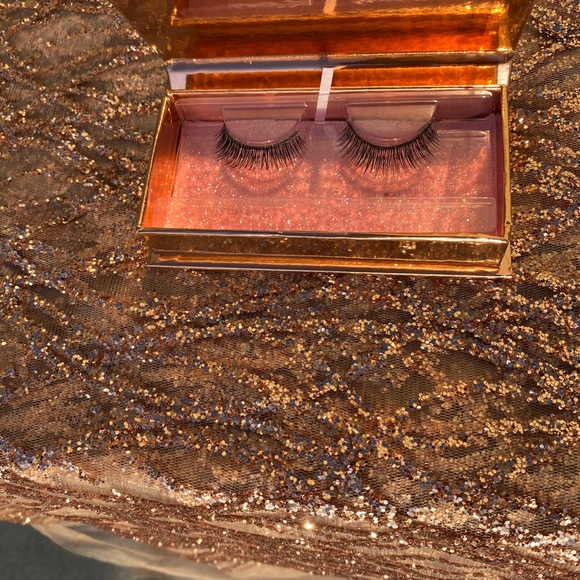 Lashes - Picture 4 of 4